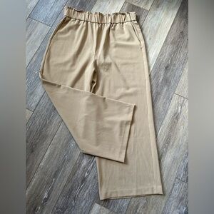 High waist with wide leg pants. Excellent condition.
